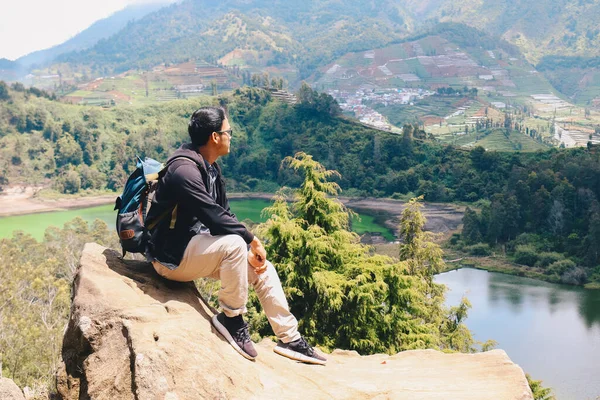 Joven Asiático Mochilero Hombre Feliz Disfrutar Viajar Montaña —  Fotos de Stock