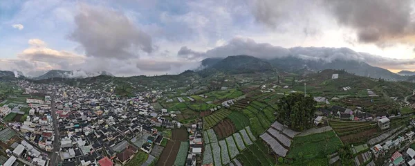 Vista Aérea Aldea Dieng Wonosobo Con Montaña Alrededor Ella — Foto de Stock