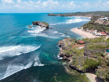 Gündüz vakti Gunung Kidul, Endonezya 'daki güzel sahil manzarası.