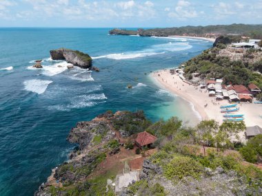 Gündüz vakti Gunung Kidul, Endonezya 'daki güzel sahil manzarası.
