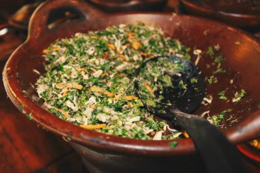 Trancam, Endonezya, Central Java 'dan geleneksel bir yiyecek. Rendelenmiş hindistan ceviziyle karıştırılmış sebzelerden yapılır..