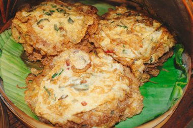 Yeşil soğanlı yumuşak kahvaltı omleti ve muz yaprağı yüzeyinde taze kızarmış ekmek.