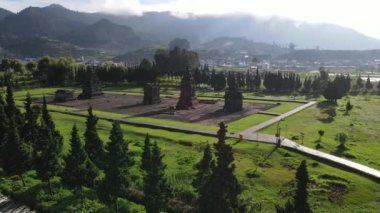 Dieng Platosu 'ndaki Arjuna tapınağının havadan görüntüsü..
