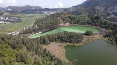 Dieng Wonosobo, Endonezya 'daki Telaga Warna Gölü' nün havadan görünüşü