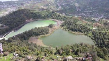 Dieng Wonosobo, Endonezya 'daki Telaga Warna Gölü' nün havadan görünüşü