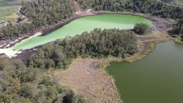 Αεροφωτογραφία Της Λίμνης Telaga Warna Στο Dieng Wonosobo Ινδονησία — Αρχείο Βίντεο