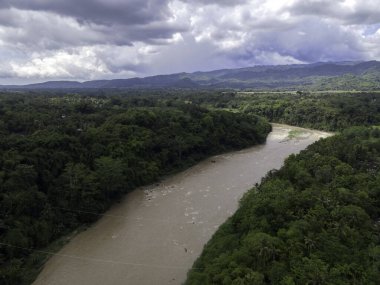Yogyakarta 'daki Progo nehrinin havadan görüntüsü. Endonezya 'nın güzel tropikal manzarası