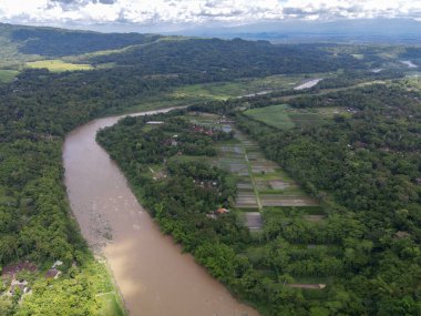 Yogyakarta 'daki Progo nehrinin havadan görüntüsü. Endonezya 'nın güzel tropikal manzarası
