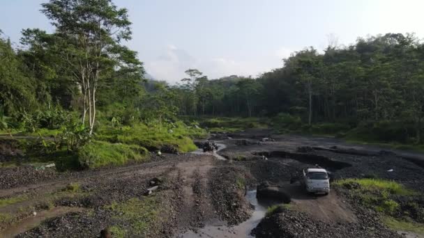 インドネシア ジョグジャカルタの田んぼと村を望むメラピ山の空中風景火山の風景 — ストック動画