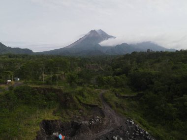 Merapi Dağı manzarası, pirinç tarlası ve Endonezya Volkanik Manzarası Yogyakarta köyü..