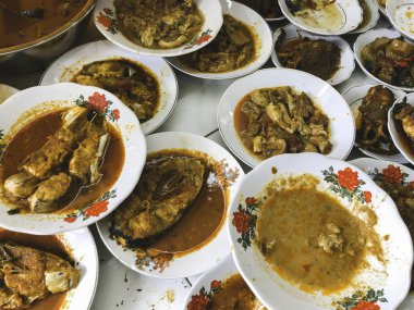 Nasi Padang ya da Padang pirinç körisinin değişik yemekleri Endonezya ile ilişkilendirilen en ünlü yemeklerden biridir..
