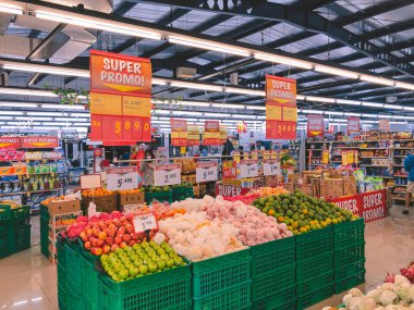 Arkaplan için süpermarketteki raf görüntüsü. Semarang, Endonezya - Aralık 2020