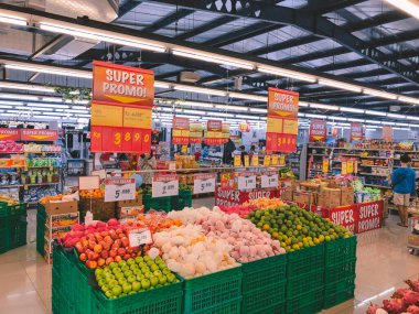 Arkaplan için süpermarketteki raf görüntüsü. Semarang, Endonezya - Aralık 2020