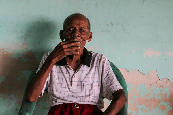 Elinde Sigarayla Asyalı Cava Ihtiyarının Yakın Portresi — Stok fotoğraf