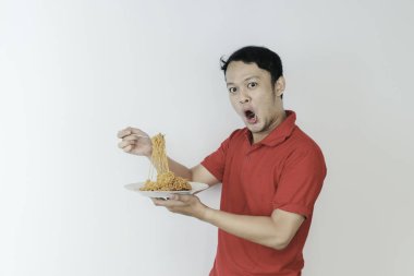 Shock 'un portresi ve Wow Asyalı genç adam eriştenin tadını çıkarıyor. Öğle yemeği konsepti..