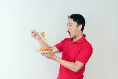 Shock 'un portresi ve Wow Asyalı genç adam eriştenin tadını çıkarıyor. Öğle yemeği konsepti..