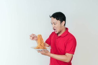 Shock 'un portresi ve Wow Asyalı genç adam eriştenin tadını çıkarıyor. Öğle yemeği konsepti..