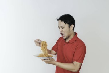 Shock 'un portresi ve Wow Asyalı genç adam eriştenin tadını çıkarıyor. Öğle yemeği konsepti..