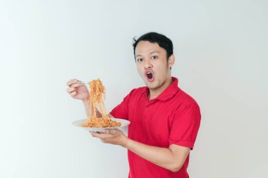 Shock 'un portresi ve Wow Asyalı genç adam eriştenin tadını çıkarıyor. Öğle yemeği konsepti..