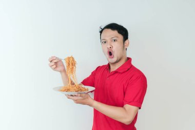 Shock 'un portresi ve Wow Asyalı genç adam eriştenin tadını çıkarıyor. Öğle yemeği konsepti..