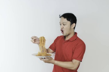 Shock 'un portresi ve Wow Asyalı genç adam eriştenin tadını çıkarıyor. Öğle yemeği konsepti..