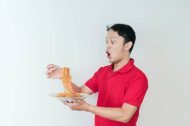 Shock 'un portresi ve Wow Asyalı genç adam eriştenin tadını çıkarıyor. Öğle yemeği konsepti..