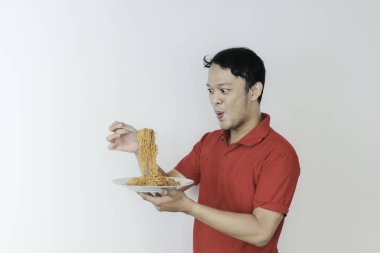 Shock 'un portresi ve Wow Asyalı genç adam eriştenin tadını çıkarıyor. Öğle yemeği konsepti..