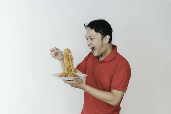 衝撃の肖像とすごい若いアジアの男は麺をお楽しみください ランチのコンセプトを食べる — ストック写真