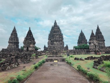 Dünya mirası listesine Prambanan Hindu tapınağı bileşiği de dahil. Muazzam antik mimari, oyma taş duvarlar. Yogyakarta, Orta Java, Endonezya