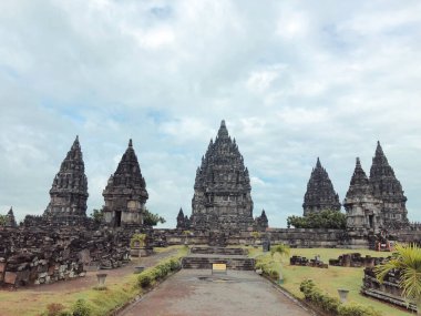 Dünya mirası listesine Prambanan Hindu tapınağı bileşiği de dahil. Muazzam antik mimari, oyma taş duvarlar. Yogyakarta, Orta Java, Endonezya