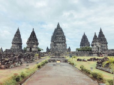 Dünya mirası listesine Prambanan Hindu tapınağı bileşiği de dahil. Muazzam antik mimari, oyma taş duvarlar. Yogyakarta, Orta Java, Endonezya