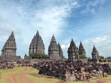 Dünya mirası listesine Prambanan Hindu tapınağı bileşiği de dahil. Muazzam antik mimari, oyma taş duvarlar. Yogyakarta, Orta Java, Endonezya