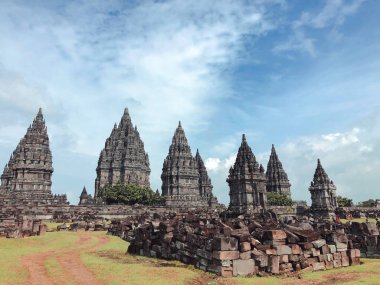 Dünya mirası listesine Prambanan Hindu tapınağı bileşiği de dahil. Muazzam antik mimari, oyma taş duvarlar. Yogyakarta, Orta Java, Endonezya