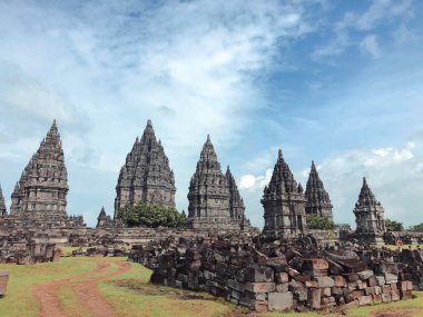 Dünya mirası listesine Prambanan Hindu tapınağı bileşiği de dahil. Muazzam antik mimari, oyma taş duvarlar. Yogyakarta, Orta Java, Endonezya