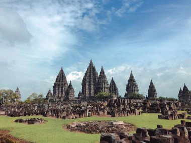 Dünya mirası listesine Prambanan Hindu tapınağı bileşiği de dahil. Muazzam antik mimari, oyma taş duvarlar. Yogyakarta, Orta Java, Endonezya