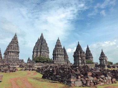 Dünya mirası listesine Prambanan Hindu tapınağı bileşiği de dahil. Muazzam antik mimari, oyma taş duvarlar. Yogyakarta, Orta Java, Endonezya
