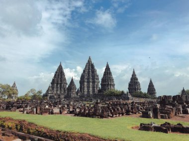 Dünya mirası listesine Prambanan Hindu tapınağı bileşiği de dahil. Muazzam antik mimari, oyma taş duvarlar. Yogyakarta, Orta Java, Endonezya