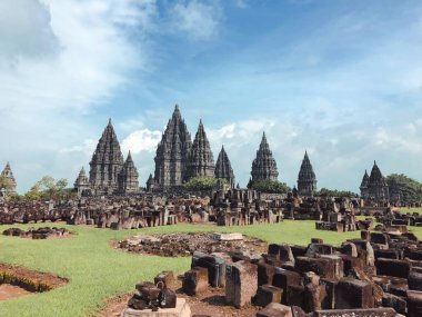 Dünya mirası listesine Prambanan Hindu tapınağı bileşiği de dahil. Muazzam antik mimari, oyma taş duvarlar. Yogyakarta, Orta Java, Endonezya