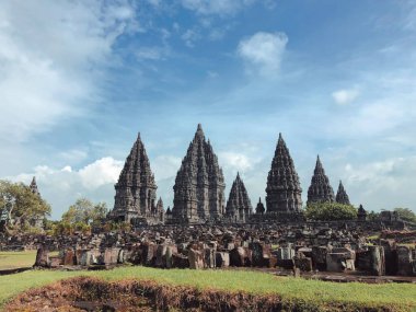 Dünya mirası listesine Prambanan Hindu tapınağı bileşiği de dahil. Muazzam antik mimari, oyma taş duvarlar. Yogyakarta, Orta Java, Endonezya
