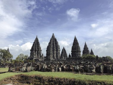 Dünya mirası listesine Prambanan Hindu tapınağı bileşiği de dahil. Muazzam antik mimari, oyma taş duvarlar. Yogyakarta, Orta Java, Endonezya