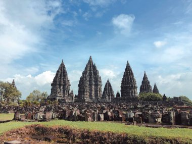 Dünya mirası listesine Prambanan Hindu tapınağı bileşiği de dahil. Muazzam antik mimari, oyma taş duvarlar. Yogyakarta, Orta Java, Endonezya