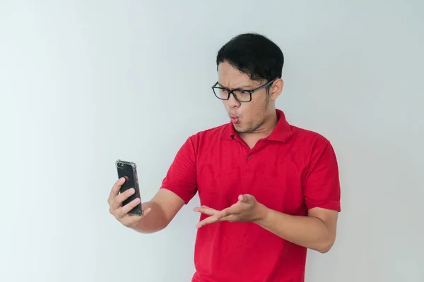 Wow Face Young Asian Man Shocked What See Smartphone Isolated — Stock Photo, Image