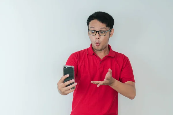 Wow Cara Joven Asiático Hombre Sorprendió Que Teléfono Inteligente Sobre —  Fotos de Stock