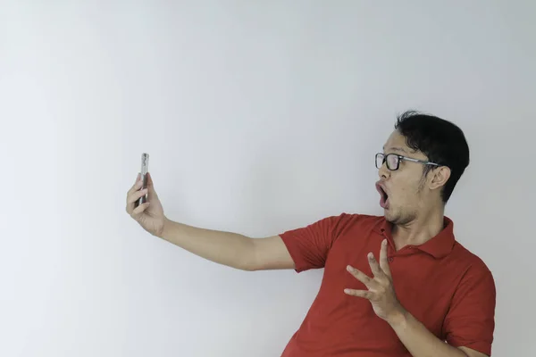 Wow Cara Joven Asiático Hombre Sorprendió Que Teléfono Inteligente Sobre —  Fotos de Stock