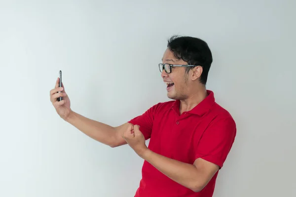 Pemuda Asia Terkejut Dan Bahagia Dengan Apa Yang Dilihatnya Smartphone — Stok Foto