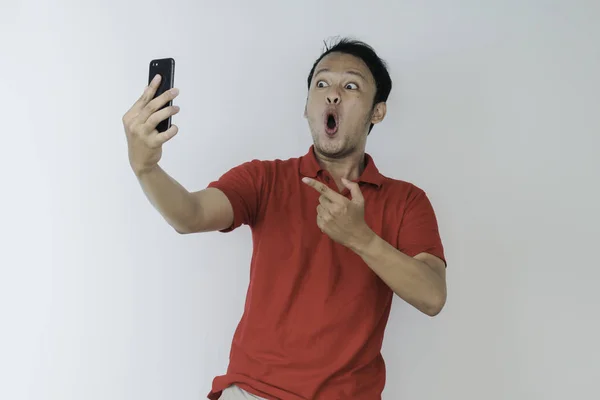 Wow Ansikte Ung Asiatisk Man Chockade Vad Han Ser Smartphone — Stockfoto