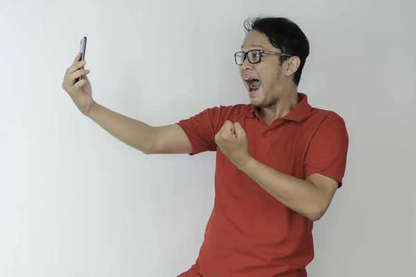 Joven Asiático Sorprendido Feliz Con Que Teléfono Inteligente Sobre Fondo —  Fotos de Stock