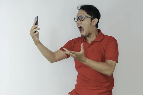 Wow Gesicht Junger Asiatischer Mann Schockiert Smartphone Auf Isoliertem Grauen — Stockfoto