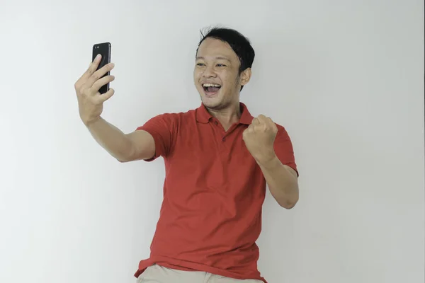 Pemuda Asia Terkejut Dan Bahagia Dengan Apa Yang Dilihatnya Smartphone — Stok Foto