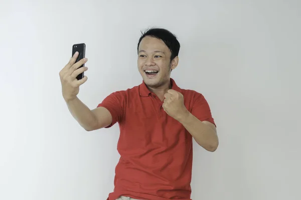 Pemuda Asia Terkejut Dan Bahagia Dengan Apa Yang Dilihatnya Smartphone — Stok Foto